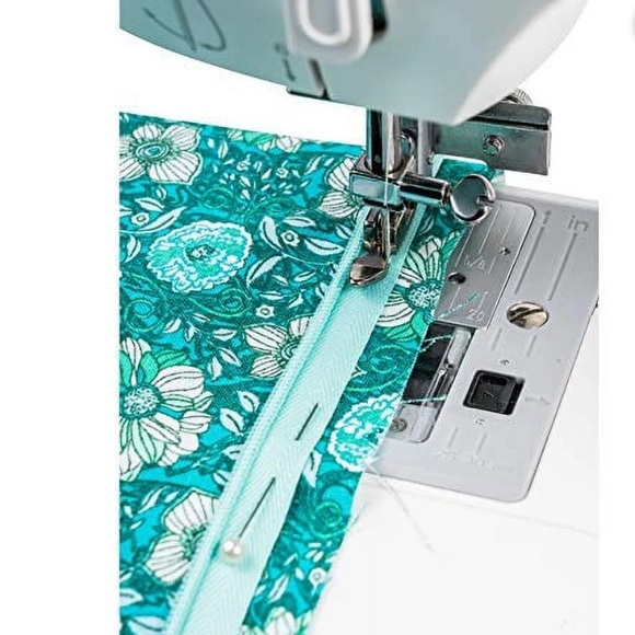 NWT. Singer pearlized head strap pins. Box of 120 pieces. New in box/packaging. - Picture 5 of 10